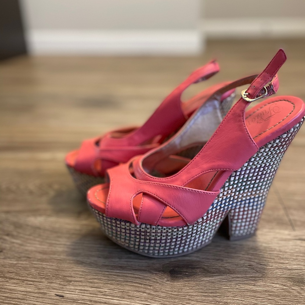 Fusion peach colored wedges